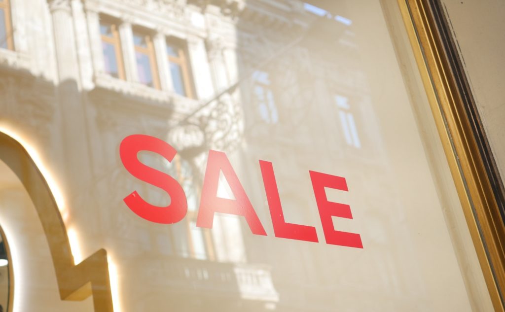 屋外用カッティングステッカーの寿命は？貼る場所・使い方で変わる耐候性ガイド