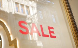 屋外用カッティングステッカーの寿命は？貼る場所・使い方で変わる耐候性ガイド