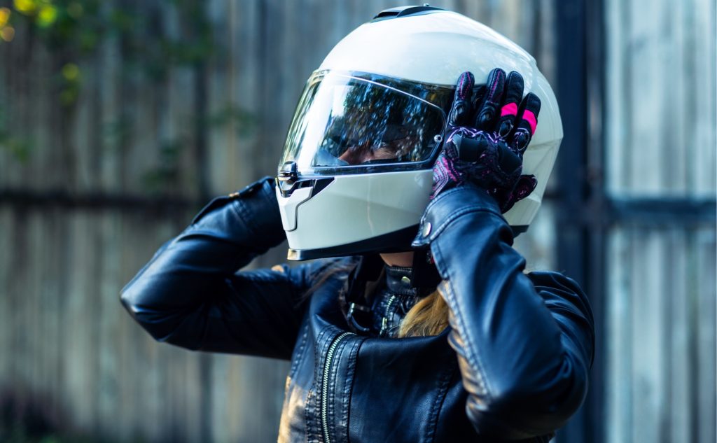 ヘルメットに貼れるカッティングステッカーの活用術、おしゃれ・実用性を叶えるデザイン集