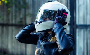 ヘルメットに貼れるカッティングステッカーの活用術、おしゃれ・実用性を叶えるデザイン集