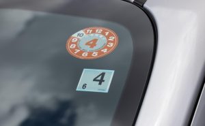 車検前に確認！ステッカーが原因で指摘される配置・素材・劣化の注意点