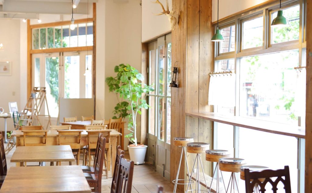 店舗ブランディングに効くロゴステッカーとは？用途別の選び方と失敗しない作成ポイント