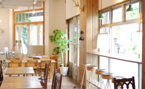 店舗ブランディングに効くロゴステッカーとは？用途別の選び方と失敗しない作成ポイント