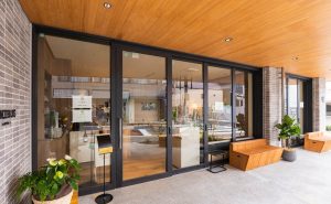 初めてでも失敗しない店名ステッカー作成！素材選び・デザイン・発注のコツ