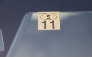 車検ステッカーの規制まとめ｜貼り付け位置のルールと違反時の罰則・注意点