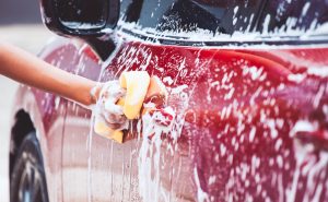 ステッカーが洗車で剥がれる原因と対策｜洗車機・手洗いでも長持ちさせる方法