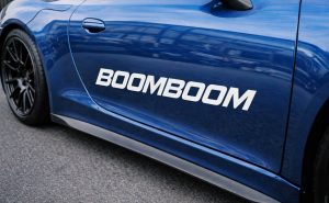 スポーツカー用ステッカーの選び方とおすすめデザイン｜耐久性・車検基準・施工方法も解説