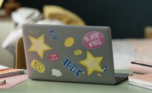 オリジナルステッカー作成完全ガイド｜作り方・印刷・費用・素材・貼り方まで徹底解説