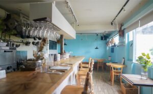 飲食店のロゴステッカー完全ガイド｜集客・ブランディングに効く作成方法と費用の目安