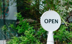 【保存版】営業時間ステッカー作成の全手順｜デザイン・仕様・印刷入稿・施工のコツ