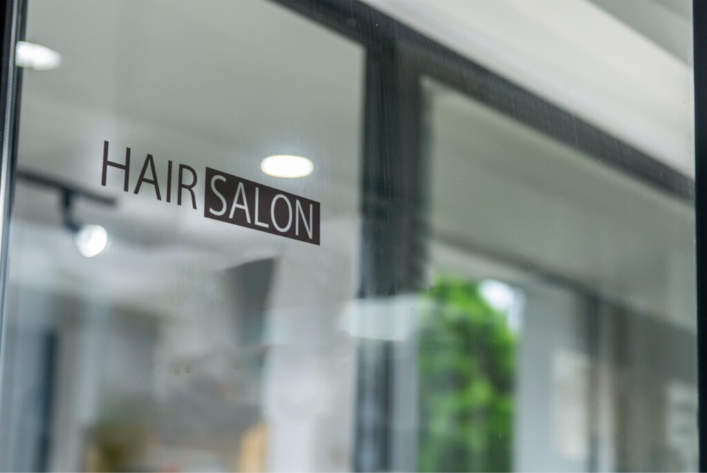 美容室のロゴステッカー作成ガイド｜集客・ブランディング効果から素材選び・貼り方まで徹底解説