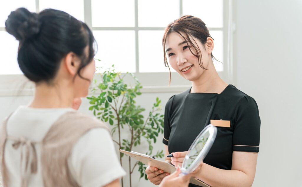 サロンのドアステッカー完全ガイド｜集客・デザイン・貼り方まで分かる設置と作成のコツ