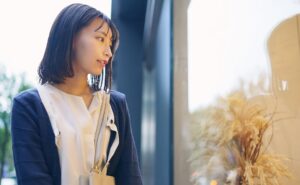 ショップのウィンドウステッカー完全ガイド｜集客効果・素材選び・貼り方まで分かる設置とデザインのコツ