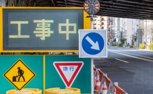 工事車両の社名ステッカー完全ガイド｜視認性・耐久性・デザイン設計で失敗しない作り方と貼り方