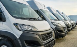 配送車ロゴステッカーで集客UP｜広告効果・貼り方・デザイン設計の完全ガイド